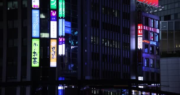 Neon billboards in de neon stad in Shibuya — Stockvideo