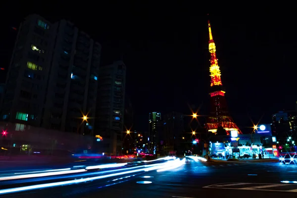 Cruce nocturno detrás de la torre alta de Tokio —  Fotos de Stock