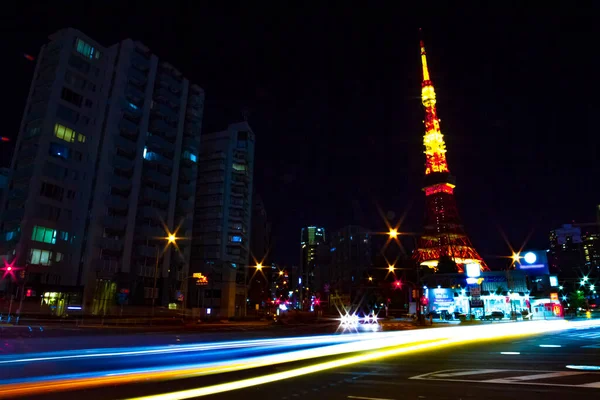 Passage de nuit derrière la tour haute à Tokyo — Photo