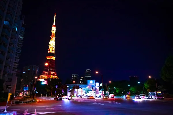 Night crossing behind the high tower in Tokyo — Stock Photo, Image