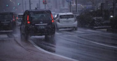 Shinjuku Tokyo 'da bir trafik sıkışıklığı var. Kar yağıyor.