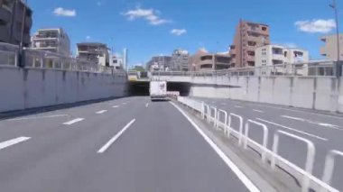 Şehir merkezindeki caddede sürüş zamanı.