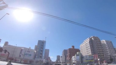 Şehir merkezindeki caddede sürüş zamanı.