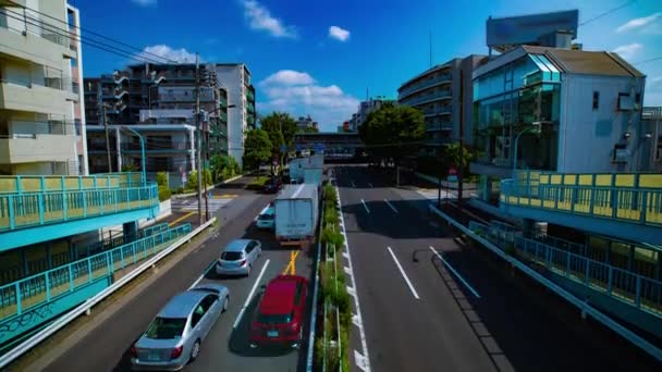 Een timelapse van de benedenstad straat op Kanpachi avenue in Tokio overdag wijd schot kantelen — Stockvideo