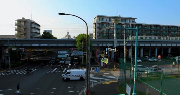 Un train qui passe sur le chemin de fer à l'avenue Kanpachi à Tokyo de jour — Video