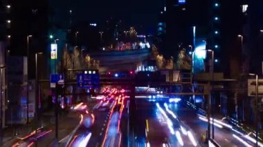 Tokyo 'nun uzun menzilli caddesindeki trafik sıkışıklığının gece zamanı.