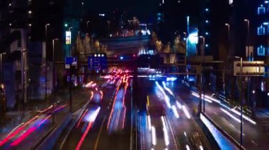 Tokyo 'daki şehir caddesindeki trafik sıkışıklığının gece zamanı.