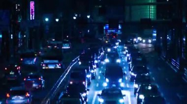 Tokyo 'daki şehir caddesindeki trafik sıkışıklığının gece zamanı.