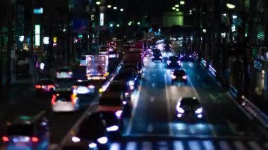 Tokyo tilt 'teki şehir caddesindeki minyatür trafik sıkışıklığının gece zamanı.