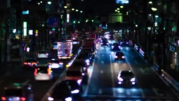Un timelapse notturno del traffico in miniatura sulla strada cittadina di Tokyo — Video Stock