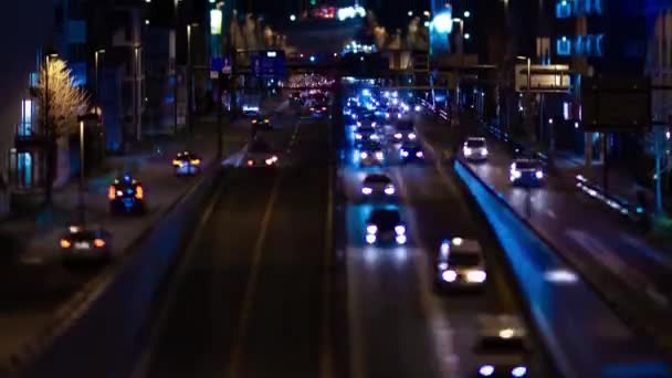 Tokyo tilt 'teki şehir caddesindeki minyatür trafik sıkışıklığının gece zamanı. — Stok video