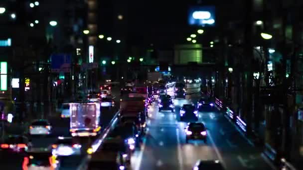Noční čas miniaturní dopravní zácpy na městské ulici v Tokiu — Stock video