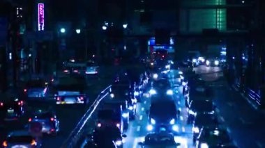 Tokyo 'nun uzun menzilli caddesindeki trafik sıkışıklığının gece zamanı.