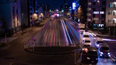 Tokyo 'daki şehir caddesindeki trafik sıkışıklığının gece görüntüsü.