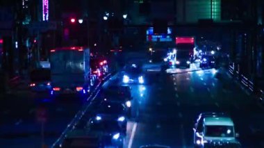Tokyo 'daki şehir caddesindeki trafik sıkışıklığının gece zamanı.