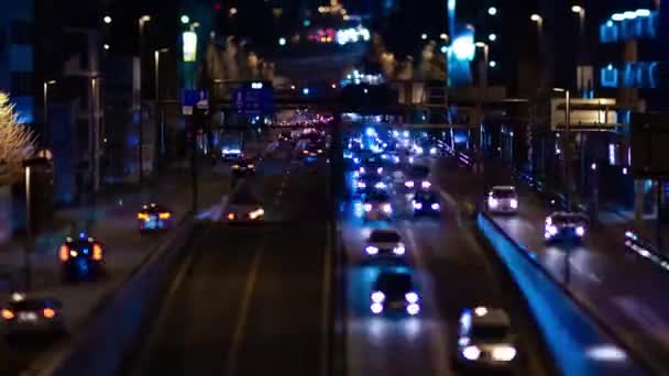 Sebuah malam tiLapse kemacetan lalu lintas miniatur di jalan kota di Tokyo zoom — Stok Video