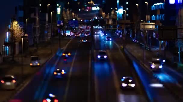 Tokyo 'daki şehir caddesindeki minyatür trafik sıkışıklığının gece zamanı. — Stok video