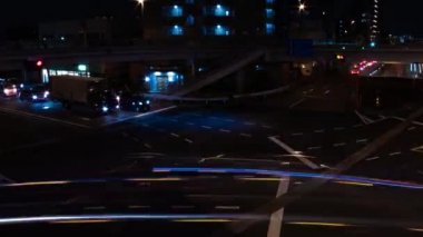 Tokyo kavşağındaki trafik sıkışıklığının gece çekimleri.