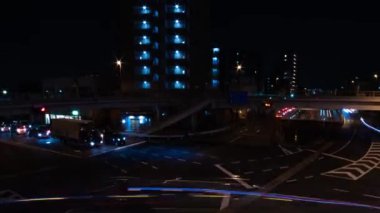 Tokyo kavşağındaki trafik sıkışıklığının gece zamanı geniş açı.