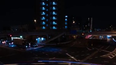 Tokyo kavşağındaki trafik sıkışıklığının gece görüntüsü.