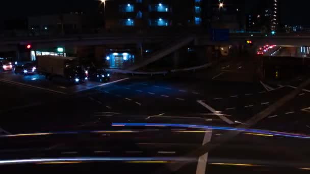 Une chronométrage nocturne de l'embouteillage au carrefour de Tokyo panoramique — Video