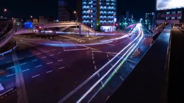 Sebuah malam tiLapse kemacetan lalu lintas di persimpangan di Tokyo tembakan panning lebar — Stok Video