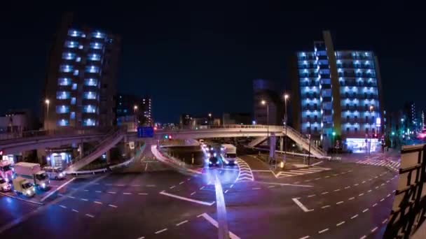 Un timelapse noche del atasco de tráfico en el cruce en Tokio ojo de pez tiro inclinación — Vídeos de Stock