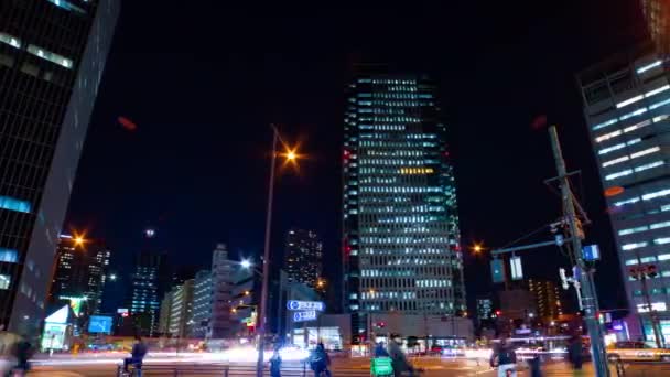 Un lapso de tiempo nocturno del atasco de tráfico en el cruce de la ciudad en Tokio panorámica de tiro ancho — Vídeos de Stock