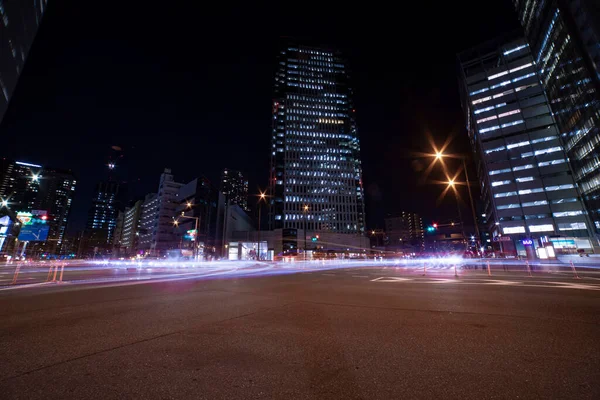 Tokyo kavşağında gece trafiği sıkışık. — Stok fotoğraf