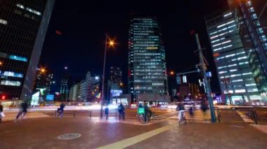 Tokyo kavşağındaki trafik sıkışıklığının gece çekimleri geniş açıda.