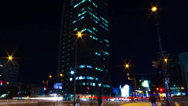 Un timelapse notturno dell'ingorgo al passaggio della città a Tokyo zoom grandangolare — Video Stock