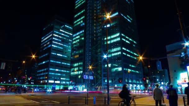 Un lapso de tiempo nocturno del atasco de tráfico en el cruce de la ciudad en Tokio de gran alcance — Vídeos de Stock