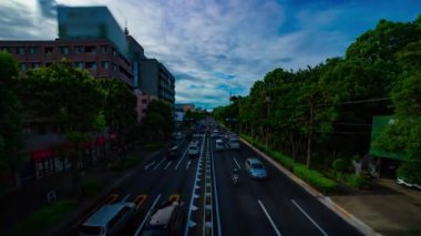 Tokyo 'da Kanpachi Bulvarı' ndaki otomobil sokağının gündüz zoom zamanı.