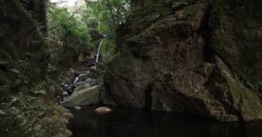 Numazu Shizuoka 'da kışın şelale sıçrıyor.