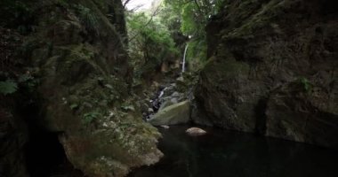 Numazu Shizuoka 'da kışın şelale sıçrıyor.