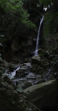 Numazu Shizuoka 'da kışın şelale sıçrıyor.