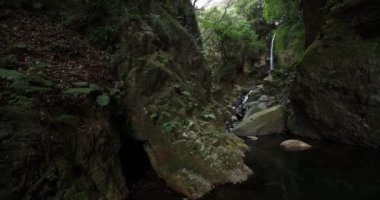 Numazu Shizuoka 'da kışın şelale sıçrıyor.