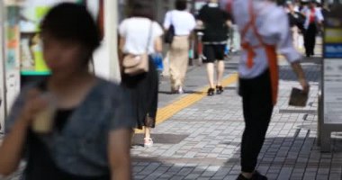 Shinjuku şehir caddesinde yürüyüş insanlar