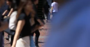 Shinjuku şehir caddesinde yürüyüş insanlar