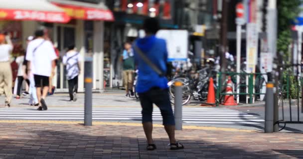 Chodzenie ludzi na ulicy w centrum Shinjuku — Wideo stockowe