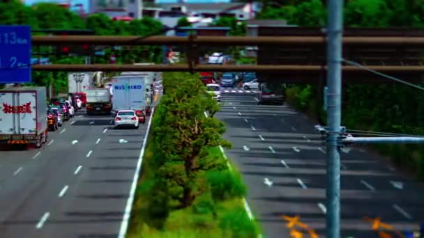Een timelapse van de benedenstad straat op Kanpachi avenue in Tokio overdag tilt-shift panning — Stockvideo