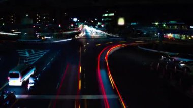 Setagaya Tokyo 'da şehir merkezindeki şehir sokağının gece görüntüsü.