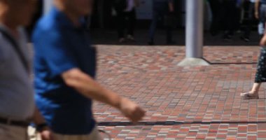 Shinjuku şehir caddesinde yürüyüş insanlar