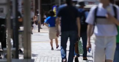 Shinjuku şehir caddesinde yürüyüş insanlar