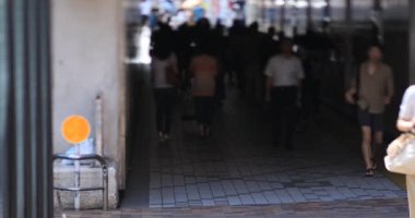 Shinjuku şehir caddesinde yürüyüş insanlar