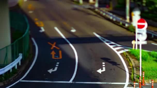 Временной снимок улицы в центре города на проспекте Канпачи в Токио, дневной зум сдвига наклона — стоковое видео