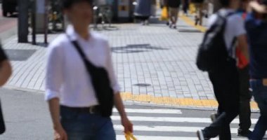 Shinjuku şehir caddesinde yürüyüş insanlar