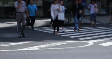 Shinjuku şehir caddesinde yürüyüş insanlar