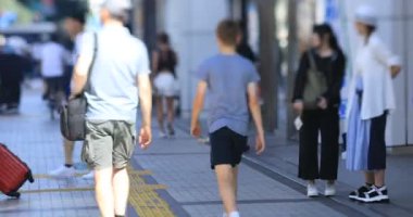 Shinjuku şehir caddesinde yürüyüş insanlar