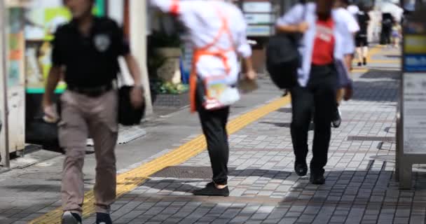 在新宿市中心街道上散步的人 — 图库视频影像